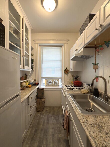 Primary Photo - 72 Kirkland St