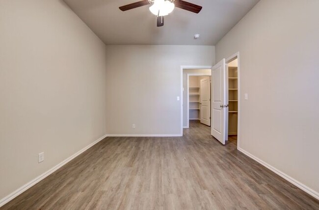 Building Photo - 3/2/2 Patio Home! Lawncare included