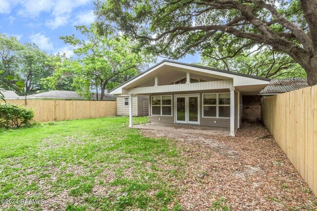Building Photo - 325 Alice Dr