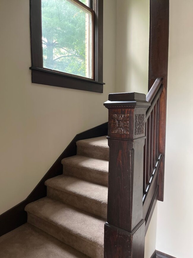 Building Photo - Wallace Ave Duplex