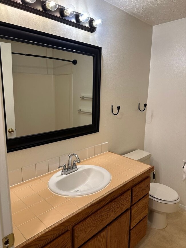 Building Photo - Updated 2 bed 1 bath dulpex in Springfield!
