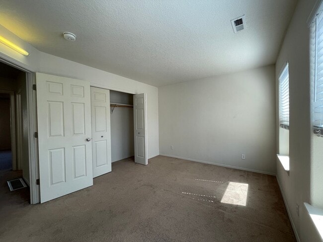 Building Photo - Hillsboro 3Bedroom 2.5 Bath + Den ~ Includes Washer & Dryer and Garage ~ Orenco Gardens Neighborh...