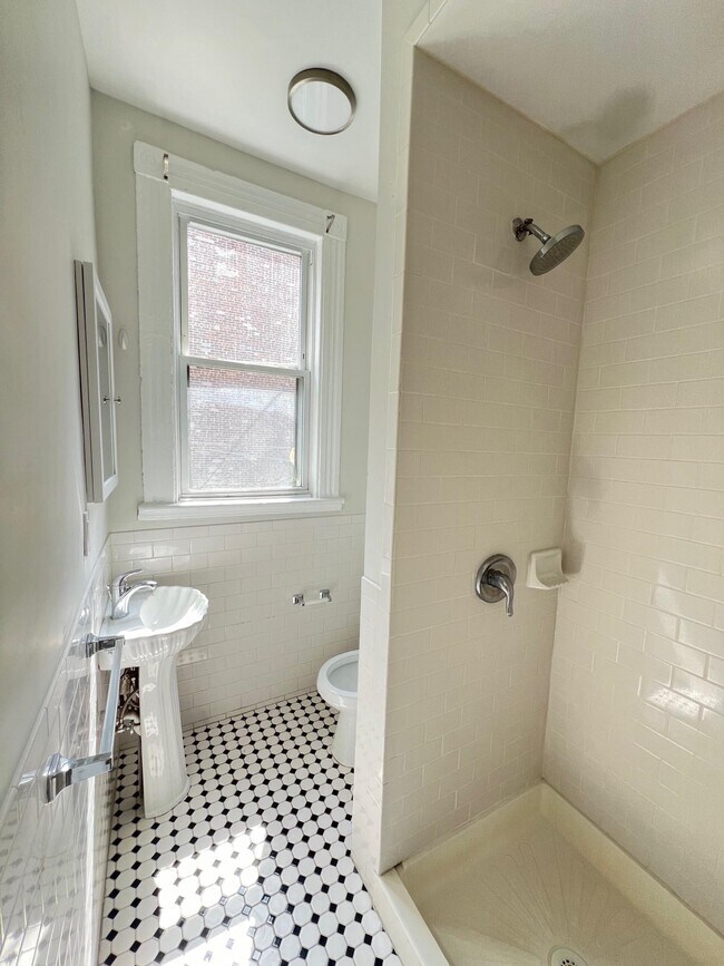 Building Photo - 492 Monmouth St