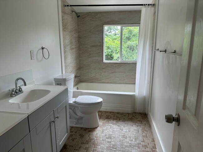 Building Photo - NEWLY Remodeled! 5-Bed Home * Next to Park...