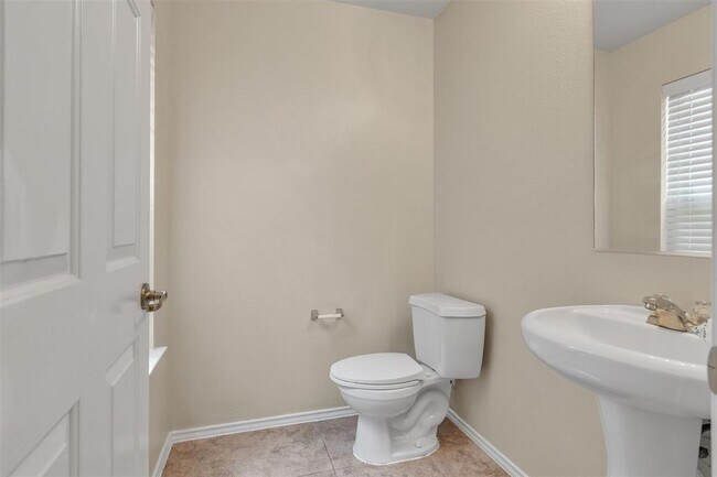 Building Photo - 5940 Silver Screen Dr