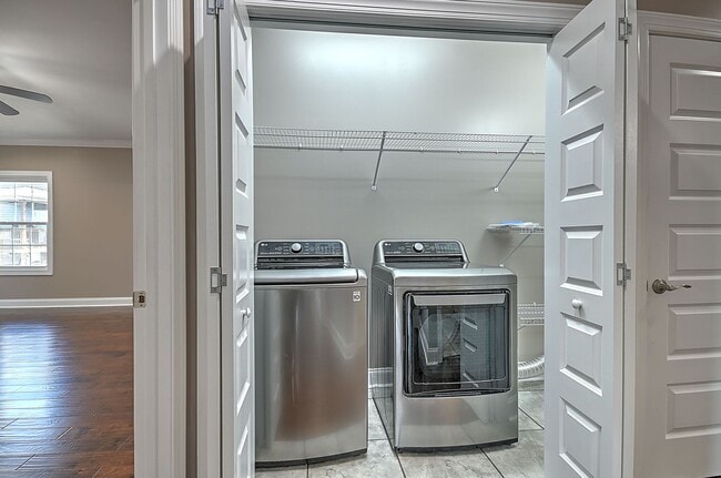 Building Photo - 4 Bedroom / 2.5 Bath Home  Kingsport, TN