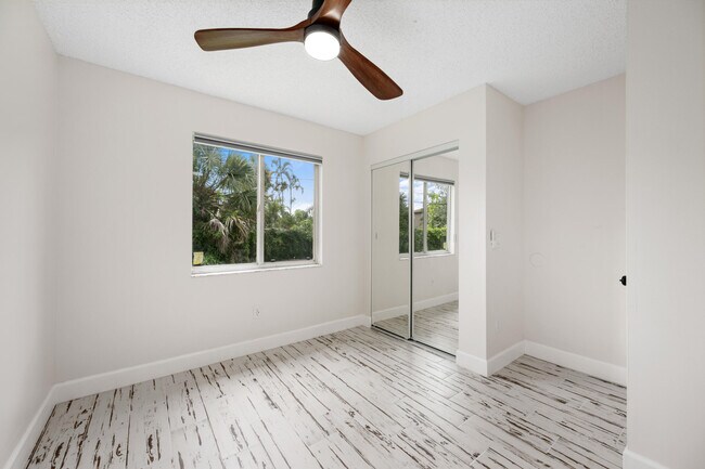 Building Photo - 5214 Stacy St