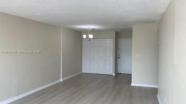 Building Photo - 9360 Fontainebleau Blvd