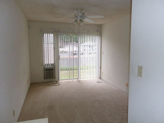 Building Photo - T0197 - NEWTOWN MEADOWS #9G1