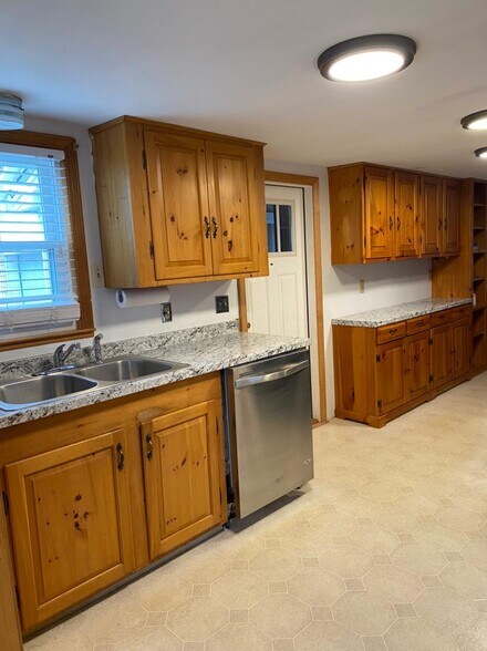 Building Photo - 131 Shaker Rd