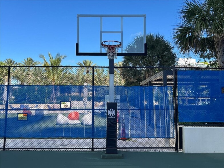 Building Photo - 300 S Pointe Dr