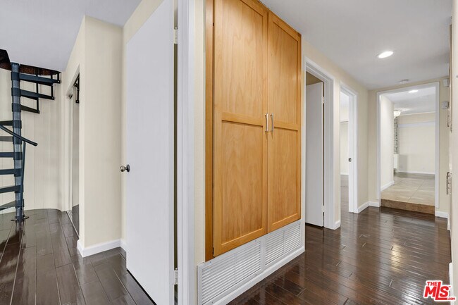 Building Photo - 26572 Academy Dr