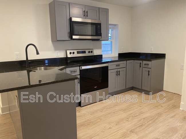 Building Photo - 741 Manor St