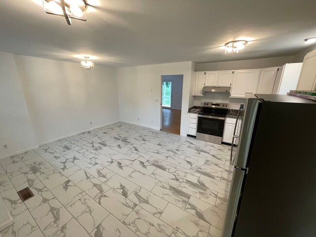 Building Photo - Beautiful Home Large Garage Highly Desired For Rent