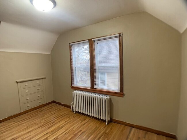Building Photo - 1130 6th St E