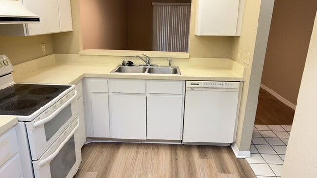 Building Photo - Great 2/2 In Woodcreek Village-Sublease