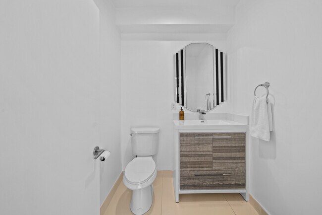 Building Photo - 355 S Sycamore Ave