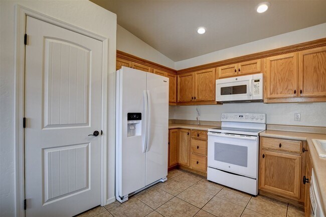 Building Photo - 3 bedroom 2 bathroom ranch style home in C...