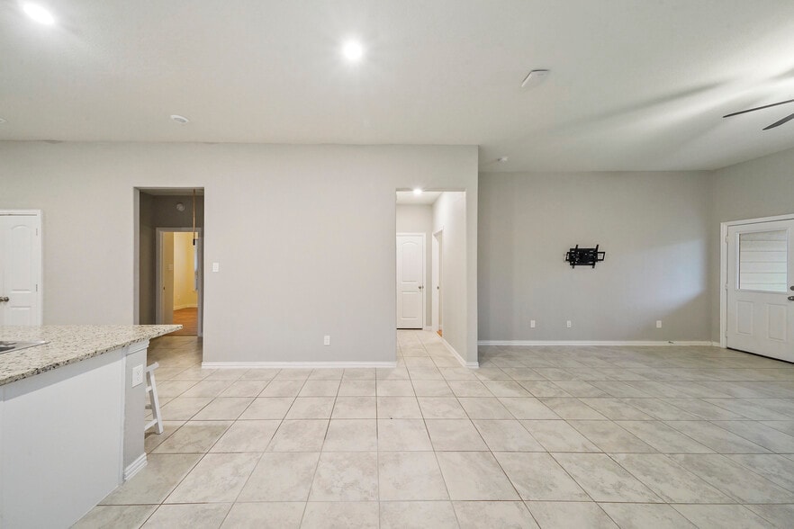 Building Photo - 27910 Augusta View Dr