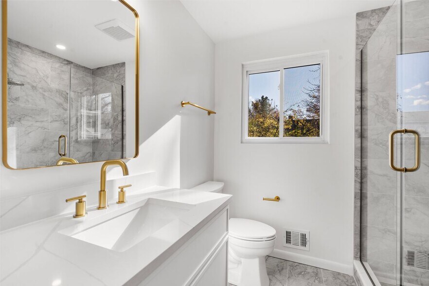 Building Photo - 618 19th St S