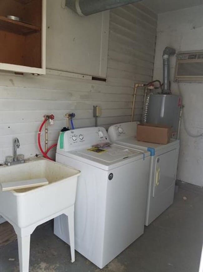 Building Photo - 3-Bedroom, 1-bathroom home!