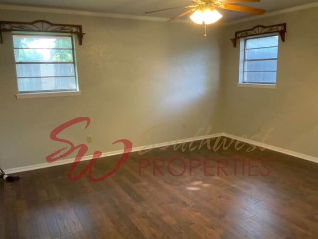 Building Photo - Spacious 3 bedroom 2 bath with lots of par...