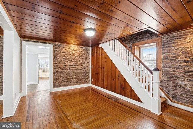 Building Photo - 1687 E Main St