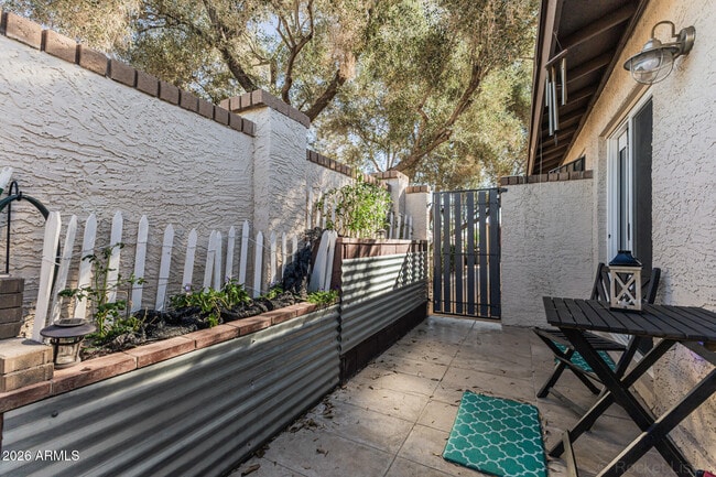 Building Photo - 1005 W Laguna Dr