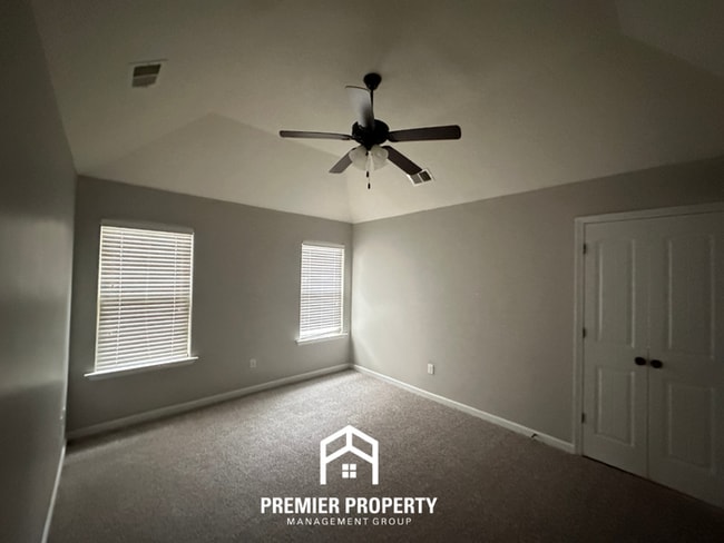 Building Photo - Cozy 2BR/2BA Memphis Home w/ Vaulted Ceilings, Fireplace & 2-Car Garage