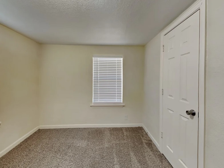 Building Photo - 5708 Kilpatrick Ave