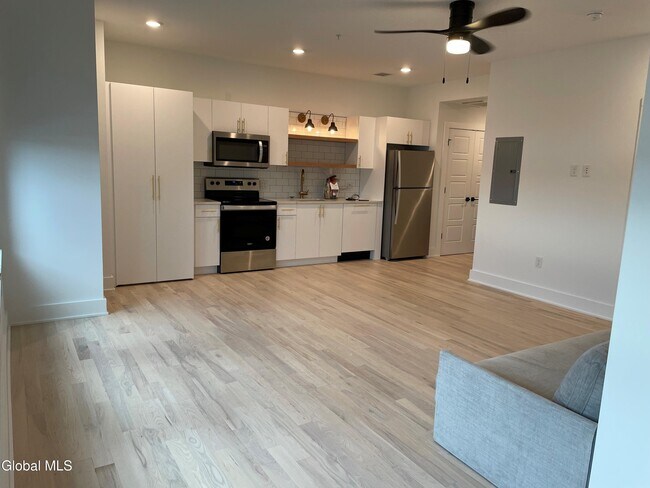 Building Photo - 385 Broadway