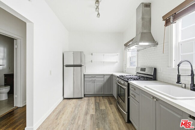 Building Photo - 1357 Cloverdale Ave