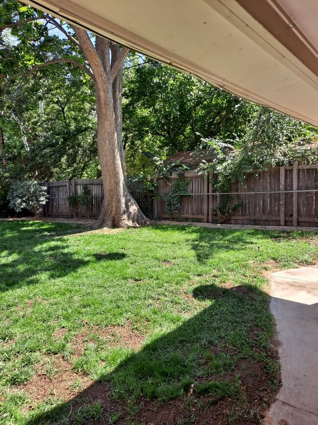 Building Photo - ALL PROSPECTIVE TENANTS MUST SUBMIT A $58 NON-REFUNDABLE APPLICATION FEE PER APPLICANT ONLINE AND...