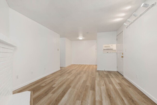 Building Photo - Charming Ground-Floor Condo in Woodinville – 2 Bed, Private Patio, Pool & Fitness Center
