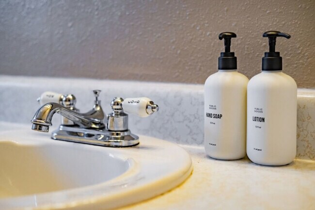 Building Photo - 170 E 100 N