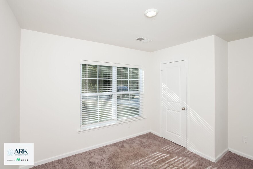 Building Photo - 1307 Lakeshore Dr