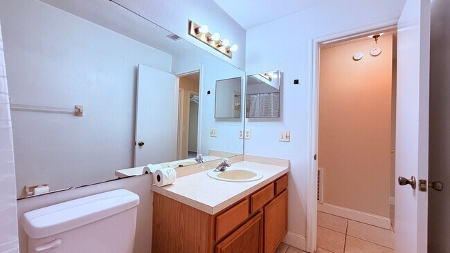 Building Photo - Bright 3/2 Home Near UCF with Vaulted Ceilings & Spacious Backyard!