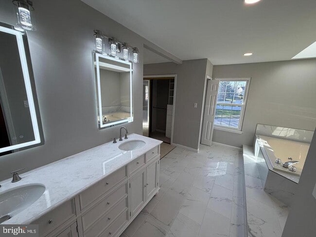 Building Photo - 6111 Richmanor Terrace