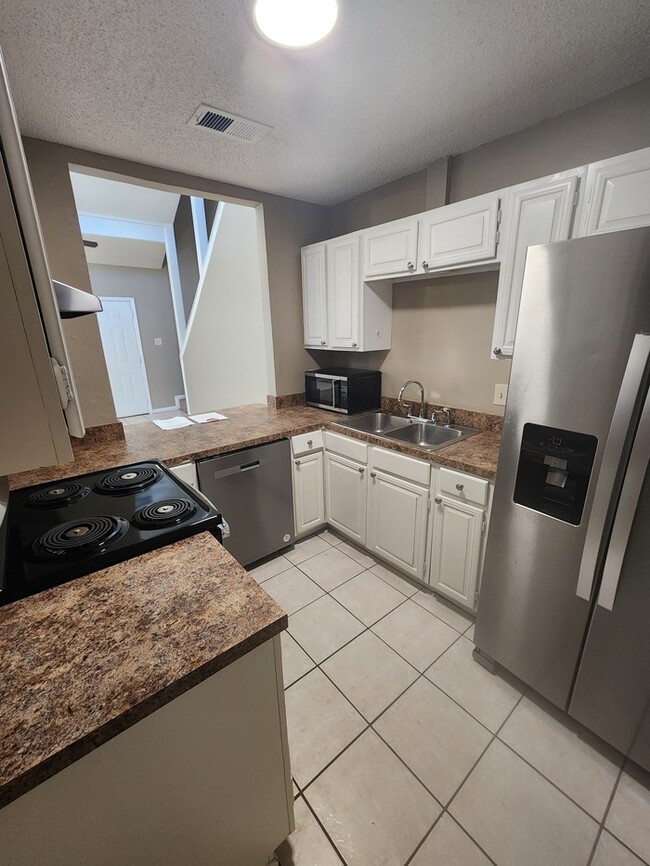 Building Photo - 3 bed 2 bath 2 story townhome, 1 carport