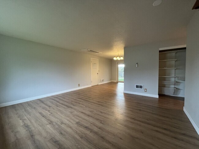 Building Photo - Beautifully Maintained Single-Level 3 Bedroom Home in North Plains Featuring Flexible Living Spac...