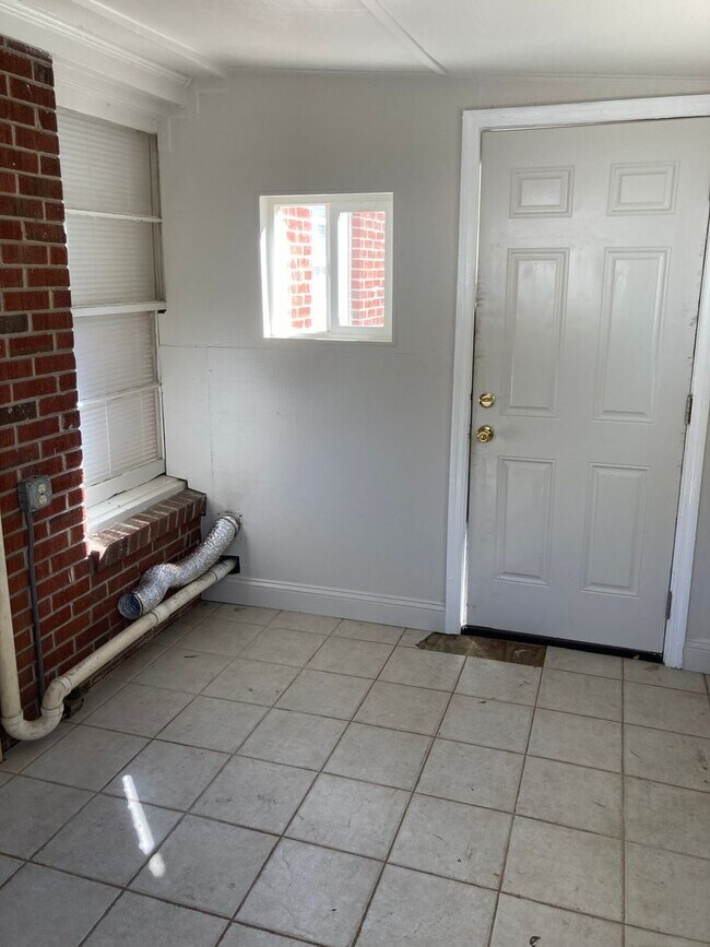 Building Photo - 2 Bedroom House in West Columbia Available for Rent Now