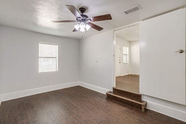 Building Photo - Charming 3-Bedroom Cottage in River Oaks