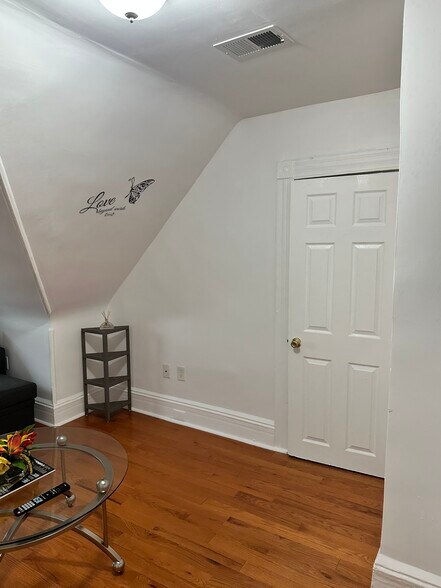 Building Photo - 153 S Grove St