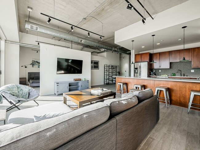 Building Photo - AVAILABLE NOW! Modern and Upscale 2-Bed Condo in Downtown Royal Oak