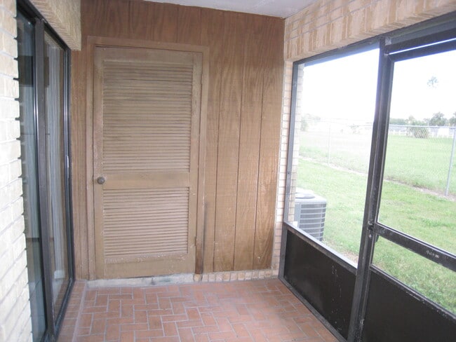 Building Photo - 609 Hampton St