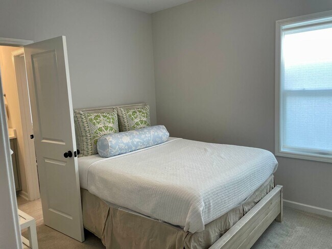 Building Photo - Great 5 Bedroom in Oxford Commons