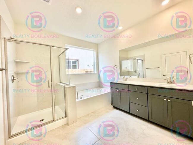 Building Photo - Modern Elegance in the Heart of Carson Cit...