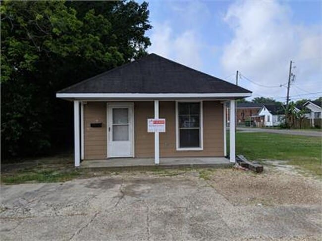 Building Photo - House for Rent