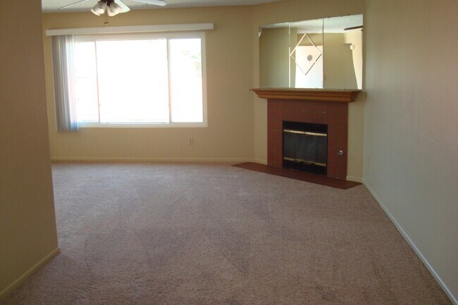 Building Photo - 3 bedroom 2 bath in great neighborhood in ...