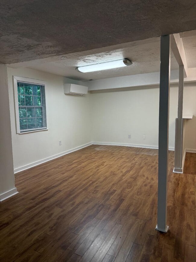 Building Photo - 721 Wedgewood Dr